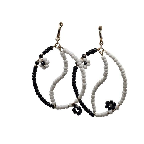 Pierced Earrings Black White Seed Beads Floral Motif Dangle Drop Statement - Picture 2 of 5